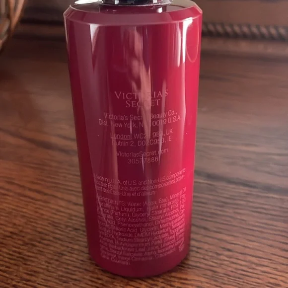 Victoria's Secret Very Sexy Lotion in Deep Red - Picture 2 of 4
